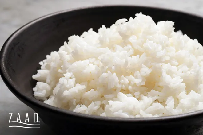 برنج خام در یک کاسه