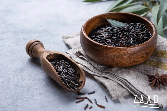 برنج سیاه خام در کاسه