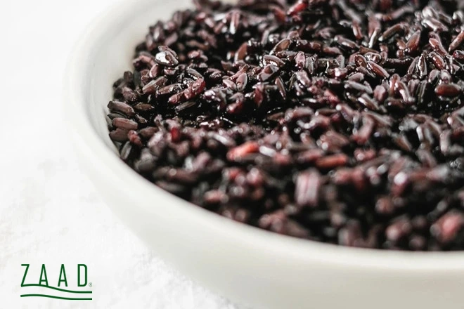 برنج سیاه پخته شده در بشقاب